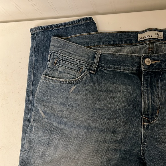 Old Navy cropped light wash jeans slightly distressed - Picture 5 of 7